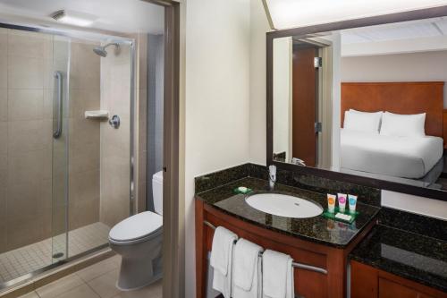 Un baño de Hyatt Place Dallas/North Arlington/Grand Prairie