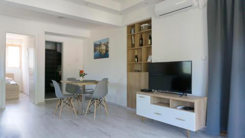 TV in/ali zabaviščno središče v nastanitvi Apartments Ena