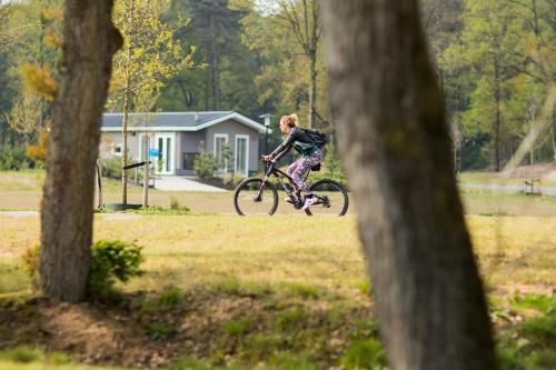 kobieta jeżdżąca na rowerze w parku w obiekcie TopParken - Recreatiepark Beekbergen w mieście Beekbergen