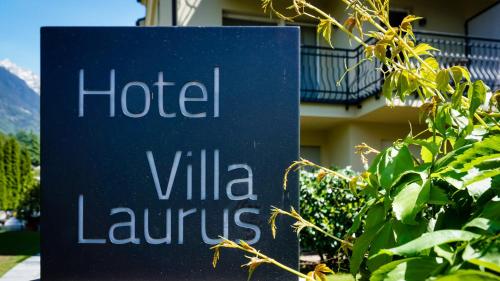 un cartello hotel di fronte a un edificio di Hotel Villa Laurus a Merano