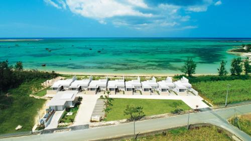 eine Luftansicht auf den Strand und das Meer in der Unterkunft Feliz Villa Suite Irabujima Sawada in Miyako-jima