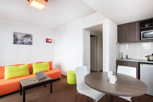 Majoituspaikan Aparthotel Adagio Access Strasbourg Petite France keittiö tai keittotila