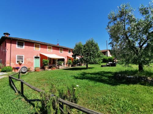 uma casa com uma cerca no quintal em Agriturismo Al Podere Di Rosa em Sant' Alessio