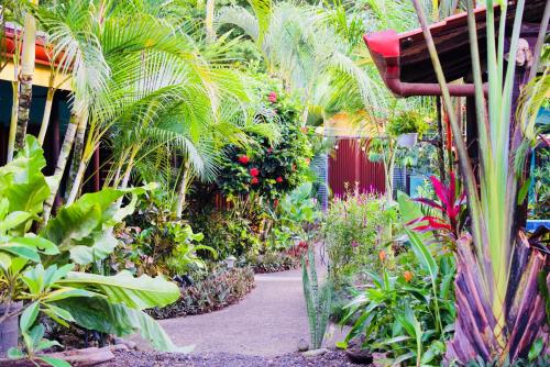 A garden outside Cabinas D’Val