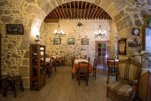 een restaurant met tafels en stoelen in een stenen muur bij D'Argento Boutique Rooms in Rhodos-stad