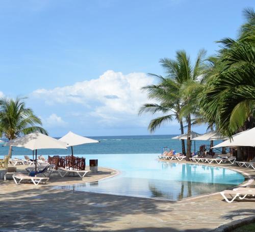 Piscina de la sau aproape de Baobab Beach Resort & Spa