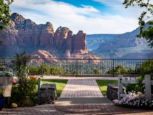 een tuin met uitzicht op de Grand Canyon bij Sky Ranch Lodge in Sedona