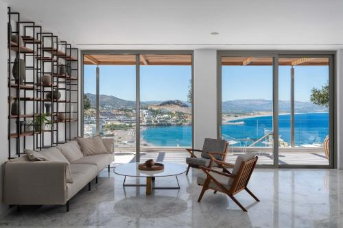 uma sala de estar com um sofá e uma mesa em Lindos Mare, Seaside Hotel em Líndos