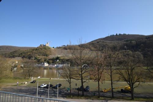 uitzicht op een rivier met een kasteel op een heuvel bij Ferienwohnung Bella Vista in Bernkastel-Kues