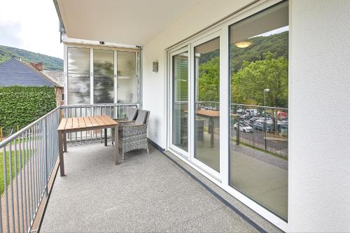 een balkon met een tafel en een bank erop bij Ferienwohnung Bella Vista in Bernkastel-Kues