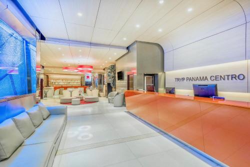 Tryp by Wyndham Panama Centro في مدينة باناما: لوبي pax palma center with white furniture