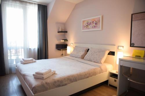 Cama ou camas em um quarto em DERELLI Deluxe and DERELLI Adorable apartments