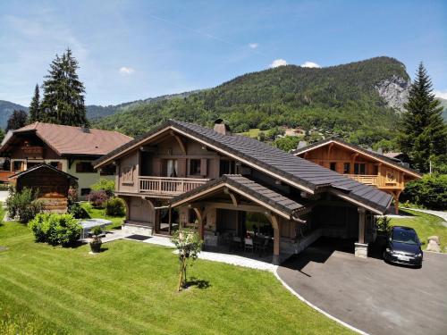 ein Haus mit einem davor geparkt in der Unterkunft Chalet Luxe Les Mélèzes in Samoëns