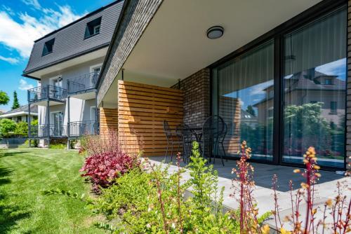 ein Haus mit großen Fenstern und Rasen in der Unterkunft Apart of me Villach in Villach