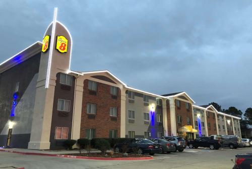 un edificio con semaforo accanto a un parcheggio di Super 8 by Wyndham Bedford DFW Airport West a Bedford