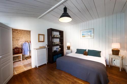 - une chambre avec un grand lit dans l'établissement La Venelle de Jéricho, à La Rochelle