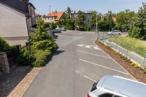 uma rua vazia com um carro estacionado ao lado em Hotel Kanarek em Praga