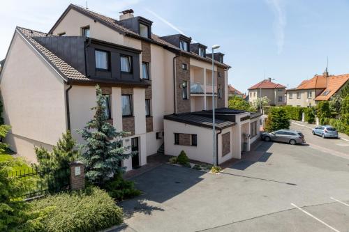 uma vista aérea de uma casa com estacionamento em Hotel Kanarek em Praga