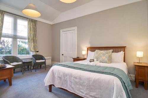 - une chambre avec un lit, un bureau et une fenêtre dans l'établissement Orari Boutique Hotel, à Christchurch