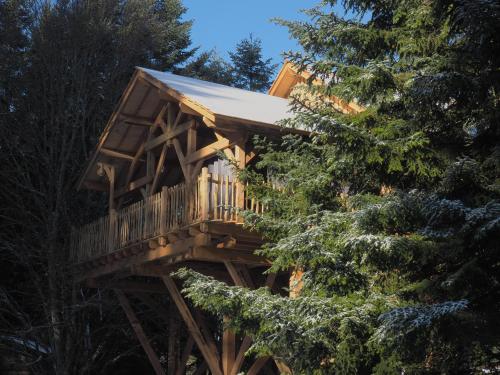 een boomhut met een terras in de bomen bij Les Lodges de Babylone in Larringes