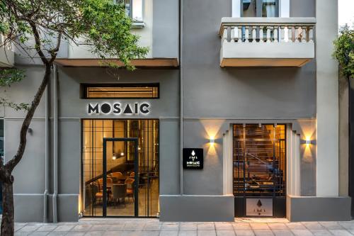 una tienda de moxie con puertas de cristal en un edificio en Mosaic, en La Canea