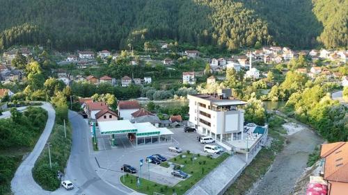 een luchtzicht op een stad met een gebouw bij Hotel Novalić Konjic in Konjic