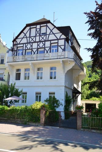 una casa bianca con tetto bianco e nero di Villa Evin a Kamp-Bornhofen