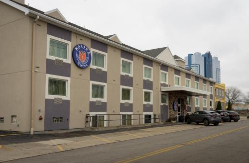 un hotel con un cartello sul lato di un edificio di Kalika Hotel a Niagara Falls