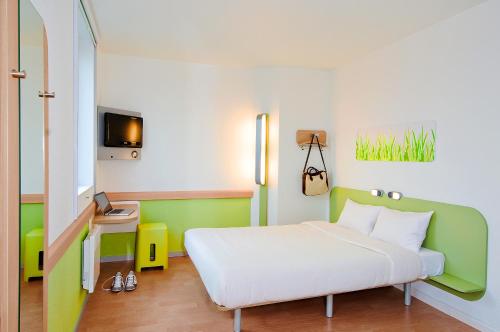 Cama ou camas em um quarto em Ibis budget Orléans Sud Comet