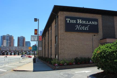 een bakstenen gebouw met een bord voor het Hollywood hotel bij Holland Hotel Free Parking Jersey City in Jersey City