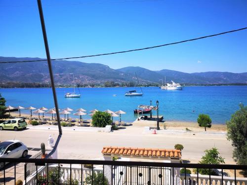 vista su una spiaggia con barche in acqua di Neorio Studios a Poros