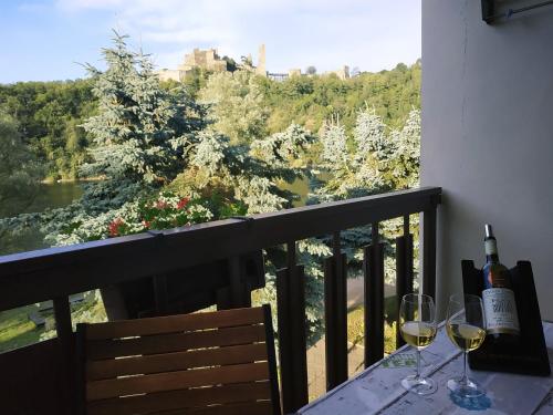 un tavolo con due bicchieri di vino sul balcone di Pod hradem Cornštejn a Oslnovice