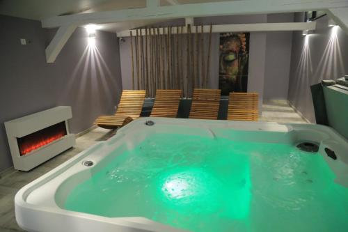 wanna w pokoju z kominkiem w obiekcie H49 Apartman Wellness & Spa - Adults only w mieście Sovata