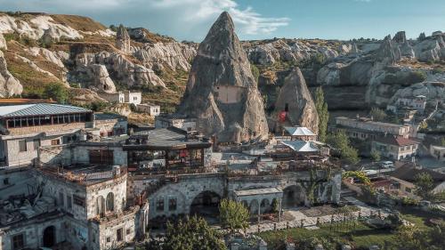 ギョレメにあるPanoramic Cave Hotel & SPAの山の町の空中