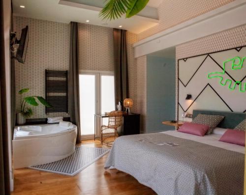 sypialnia z wanną oraz łóżkiem i wanną w obiekcie Amita Hotel Boutique "Only adults" w mieście Suances