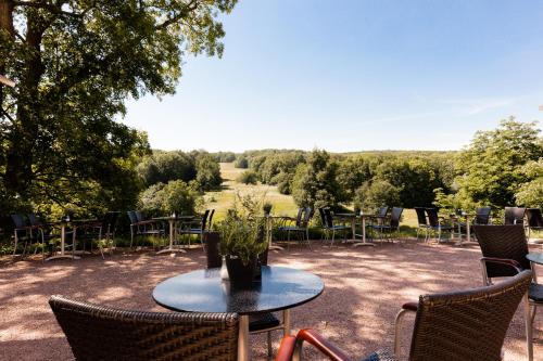 d'une table et de chaises avec vue sur un champ dans l'établissement Schloss Ettersburg Weimar, à Ettersburg