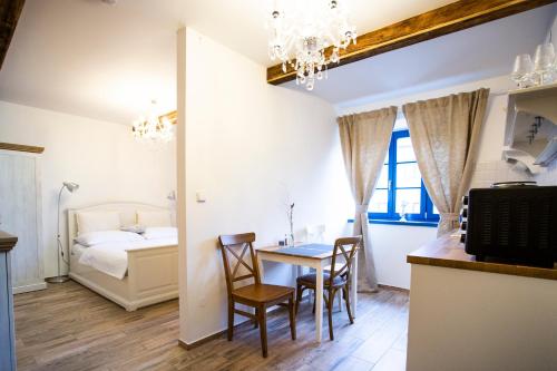 Giường trong phòng chung tại Mikulov Apartmány MAGISTR