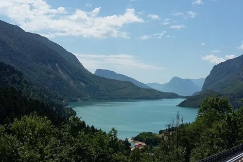 uitzicht op een meer in een vallei met bergen bij Chalet La Perla Molveno in Molveno