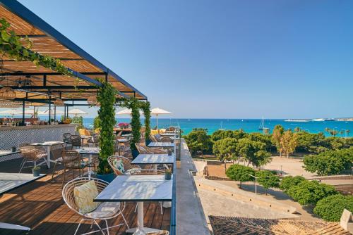 eine Reihe von Tischen und Stühlen auf einer Terrasse mit Meerblick in der Unterkunft Es Princep - The Leading Hotels of the World in Palma de Mallorca