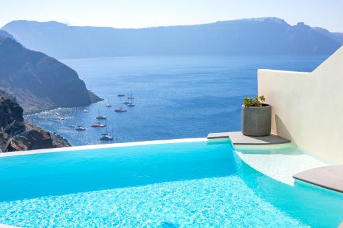 een zwembad met uitzicht op de oceaan bij Aloia Villas in Oia