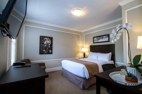 Cama ou camas em um quarto em Regent Hotel Revelstoke