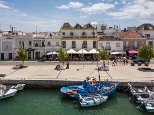 eine Gruppe von Booten, die in einem Hafen im Wasser angedockt sind in der Unterkunft Residencial Mares in Tavira