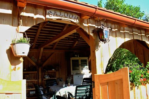 - l'accès à un restaurant avec une table et des chaises dans l'établissement Apartment Telč Hradecka, à Telč