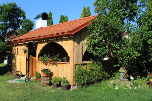 une cabane en bois avec un toit rouge dans l'établissement Apartment Telč Hradecka, à Telč