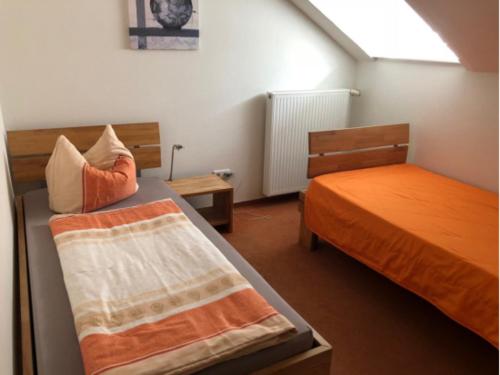 um quarto com duas camas num quarto em Gasthof ´s Gräbele em Tübingen