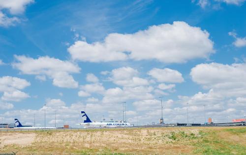 dois aviões estão estacionados na pista de um aeroporto em DC Hotel Charleroi Airport em Charleroi