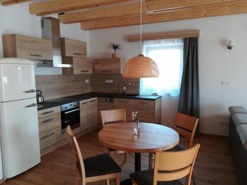 uma cozinha e sala de jantar com mesa e cadeiras em Apartmány U Holubů em Rožnov pod Radhoštěm