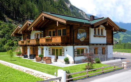 una casa en las montañas con una valla en Chalet Schnee, en Mayrhofen