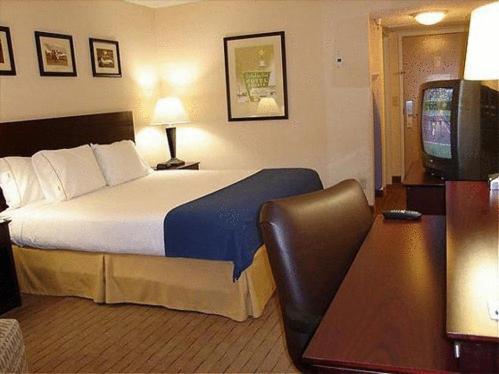 Habitación de hotel con cama y TV en Holiday Inn Express Little Rock-Airport, an IHG Hotel, en Little Rock