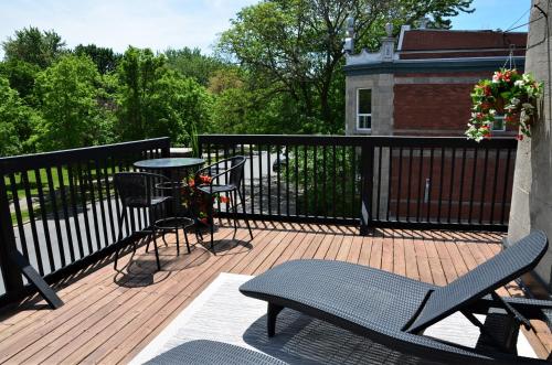 En balkong eller terrasse på Auberge de La Fontaine